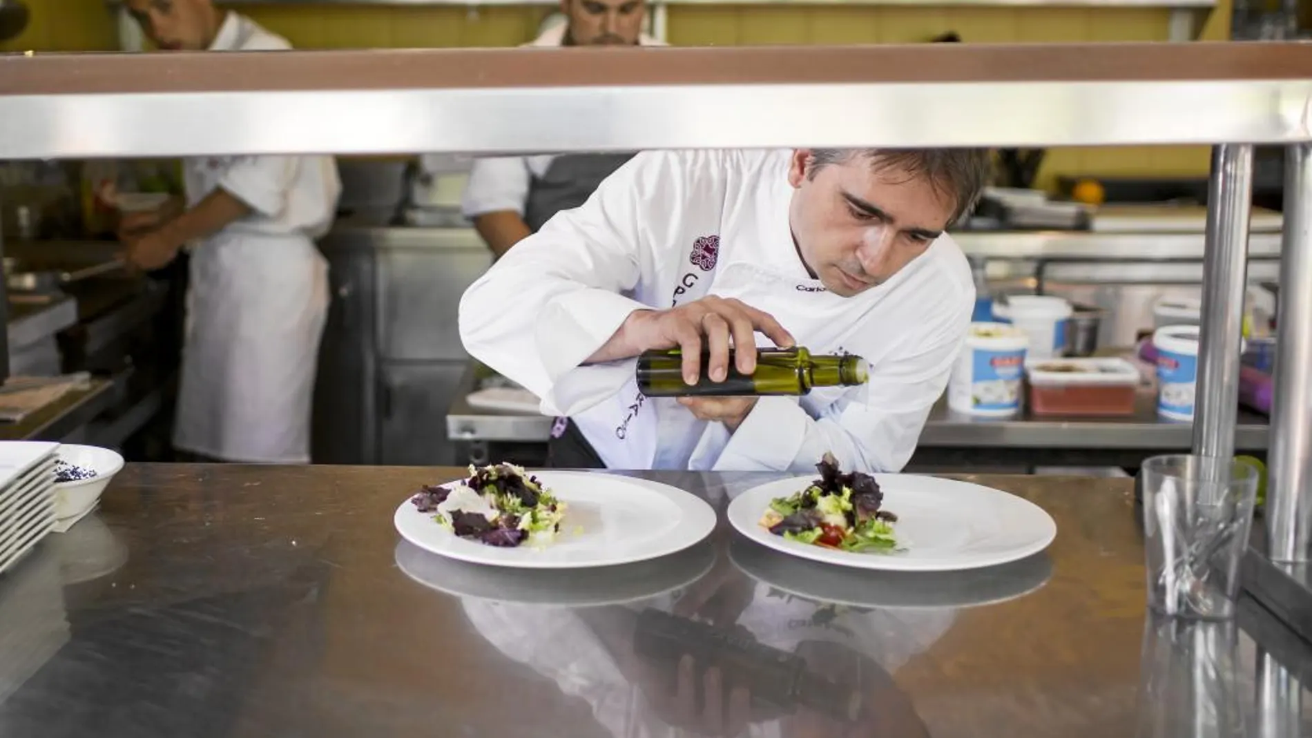 El chef Carlos Botella da el toque final a unos platos en su restaurante de Palma de Mallorca