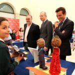 El consejero Fernando Rey, Rafael Guardans, Óscar Aragón y Pilar González observan el trabajo de la ganadora