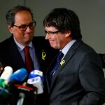 Quim Torra y su predecessor Carles Puigdemont hoy en Berlín. REUTERS/Hannibal Hanschke