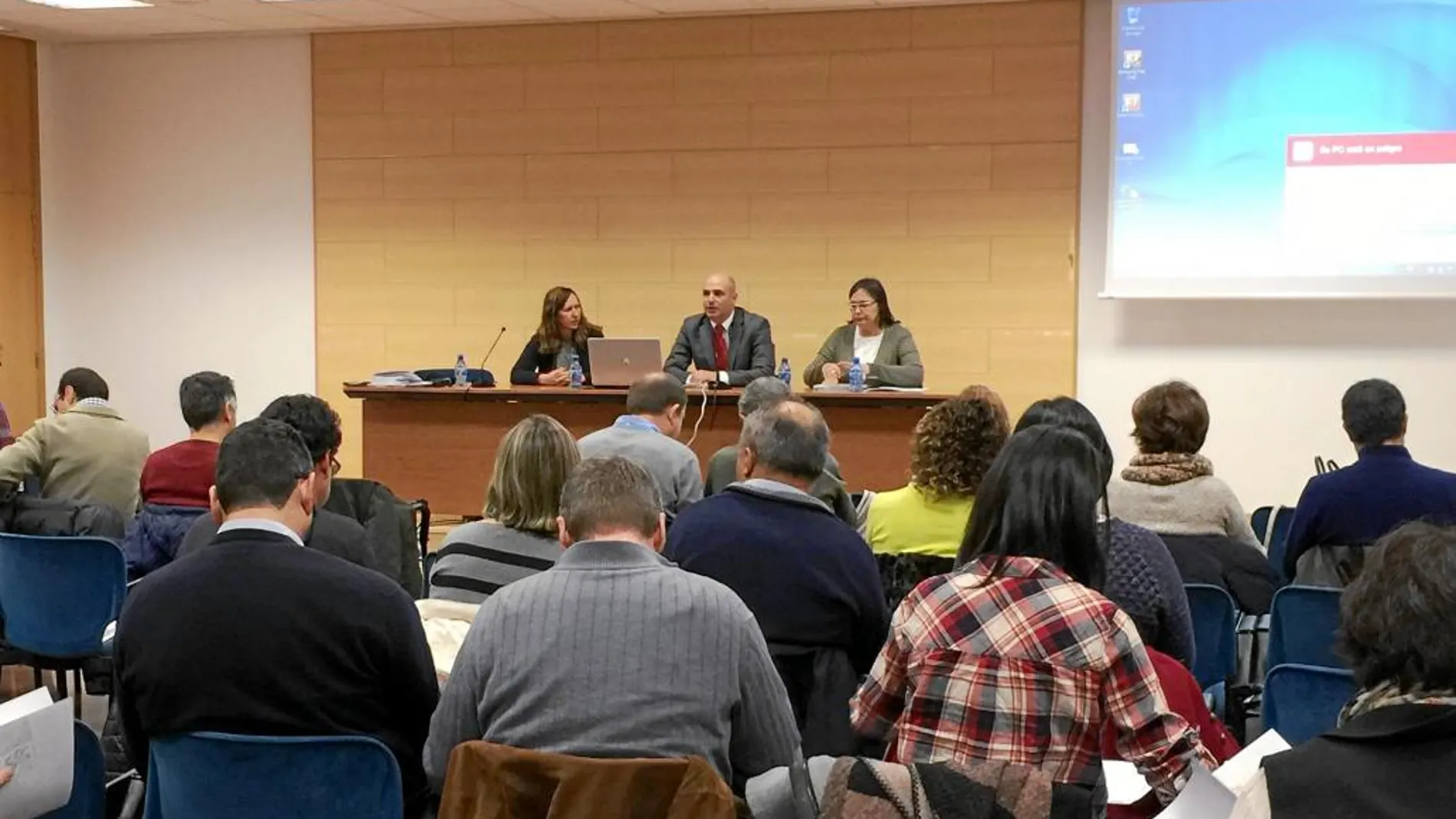 Jornada celebrada en la Consejería de Agricultura para impulsar medidas que favorezcan al sector lácteo