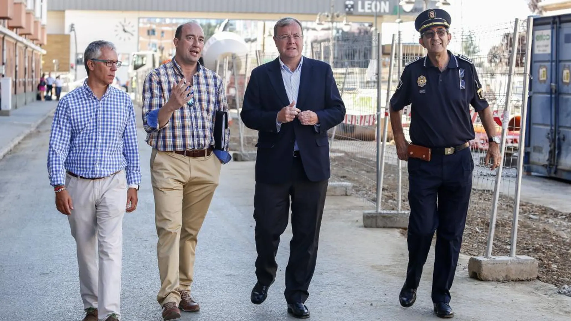 El alcalde de León, Antonio Silván, visita las obras del colector de la calle Astorga junto a López Benito, entre otros