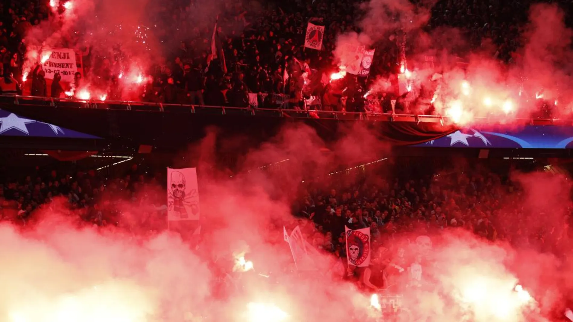 Ultras del PSG encienden bengalas durante el partido ante el Real Madrid.