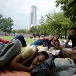Refugiados iraquíes descansan en un parque en Bruselas, el año pasado
