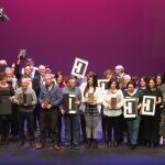 Foto de familia de Jesús Julio Carnero junto a miembros de las asociaciones premiadas en la Muestra Teatral de Valladolid de este año
