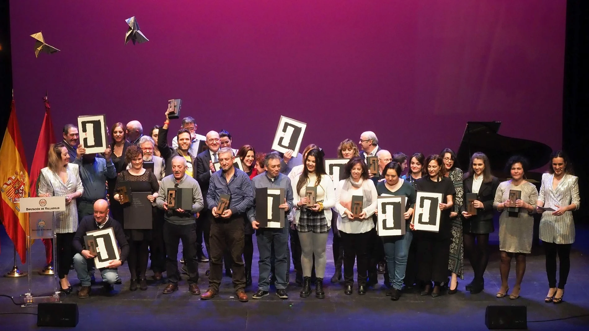 Foto de familia de Jesús Julio Carnero junto a miembros de las asociaciones premiadas en la Muestra Teatral de Valladolid de este año