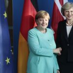 La canciller alemana, Angela Merkel (i), estrecha la mano de la primera ministra británica, Theresa May, durante una rueda de prensa conjunta en la Cancillería de Berlín