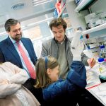 Inés y sus padres, María y Ricardo, visitan el laboratorio del Instituto Josep Carreras del equipo del doctor Pablo Menéndez
