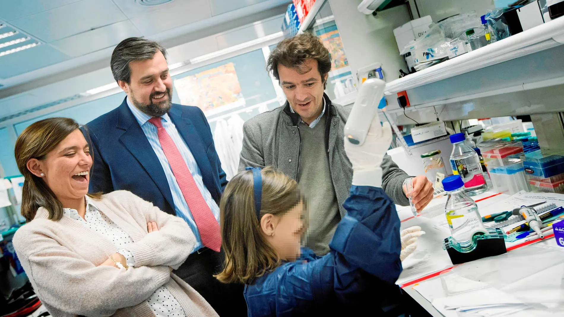 Inés y sus padres, María y Ricardo, visitan el laboratorio del Instituto Josep Carreras del equipo del doctor Pablo Menéndez