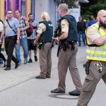 Fuerzas policiales escoltan a varias de las personas que se encontraban dentro del atacado centro comercial Olympia, ayer tras el tiroteo en Munich.