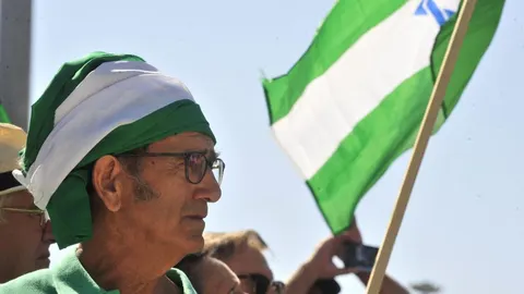 Un hombre en un acto conmemorativo de la muerte de Blas Infante