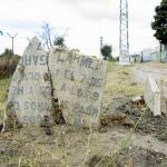 Lápidas del Cementerio Parroquial de Carabanchel Bajo, abandonadas en las inmediaciones del solar