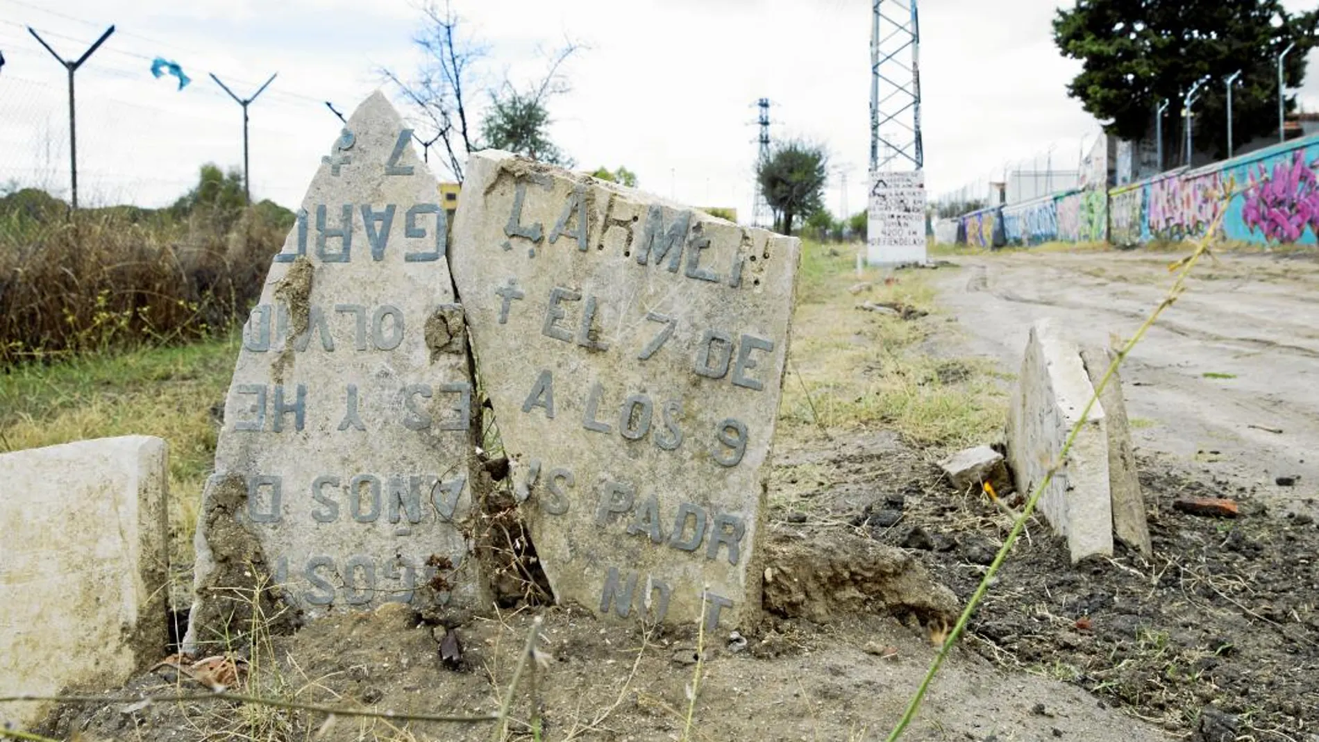 Lápidas del Cementerio Parroquial de Carabanchel Bajo, abandonadas en las inmediaciones del solar