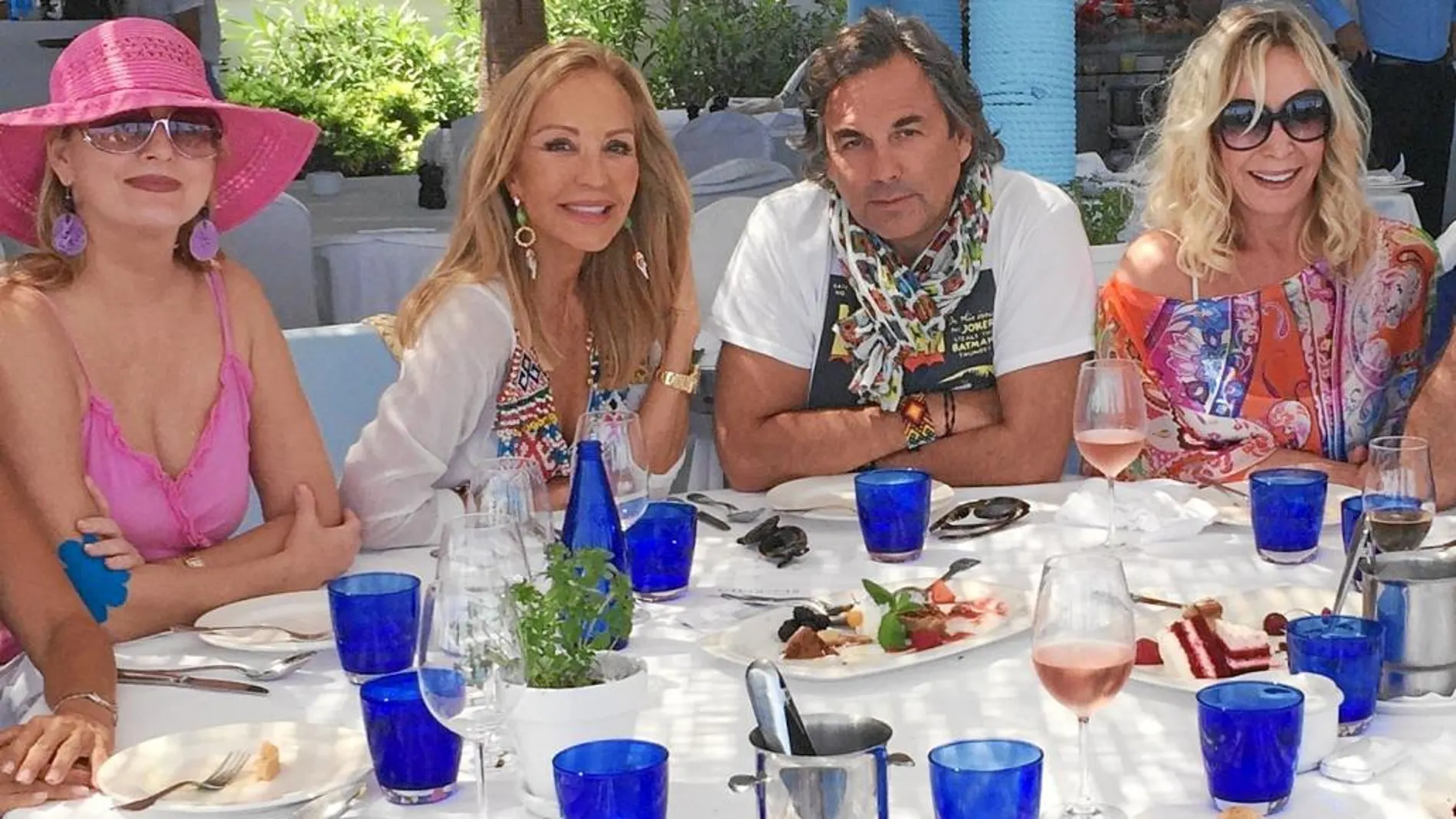 Junto a Olivia de Borbón y su marido y su sobrino en la playa de Palombina