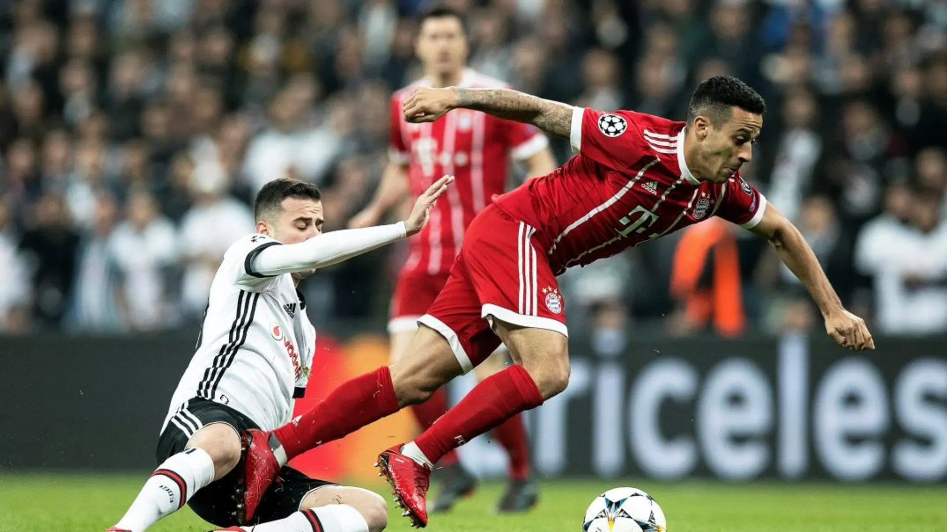 El jugador del Bayern de MunichThiago Alcantara lucha por el balón con el jugador Oguzhan Ozyakup del Besiktas Estambu