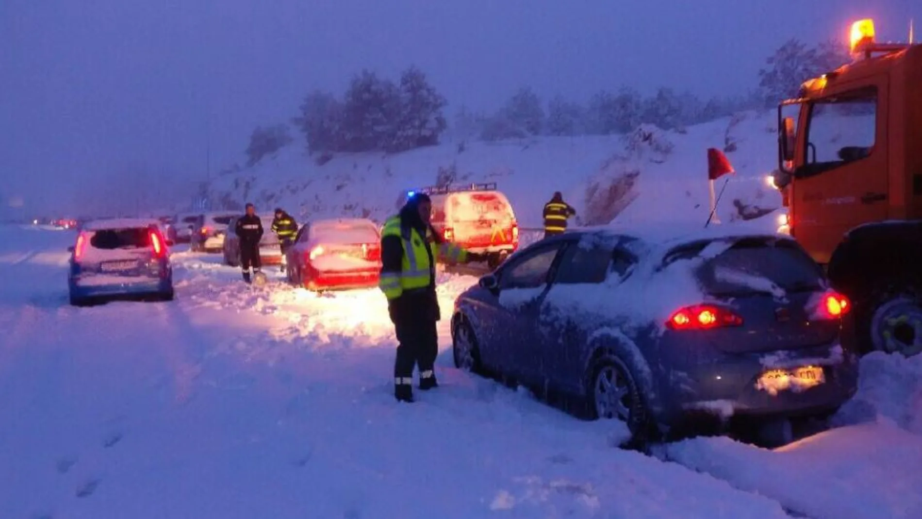 @guardiacivil @UMEgob @DGTes @fomentogob siguen trabajando en la AP-6 para seguir sacando vehículos.