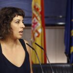 La diputada de En Marea-Podemos Alexandra Fernández, durante la rueda de prensa que ofreció hoy en el Congreso tras acudir a la ronda de consultas con el Rey Felipe