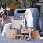 Las basuras que se acumulan en esta zona de Centro no ayudan a acabar con esta nueva plaga del molesto insecto