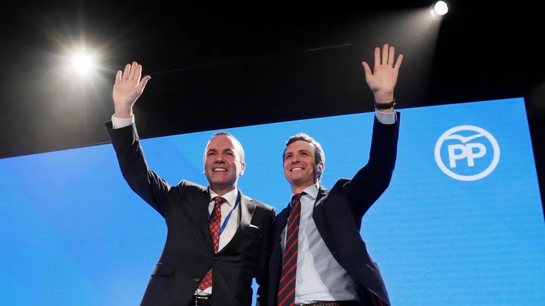 Pablo Casado y el presidente del GPPE en el Parlamento Europeo, Manfred Weber, durante la inauguración de la 23 Unión Interparlamentaria Popular en Sevilla. EFE/José Manuel Vidal.