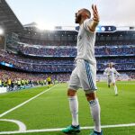 Benzema celebra el primer gol del Real Madrid, en un día en el que hizo un doblete / Reuters