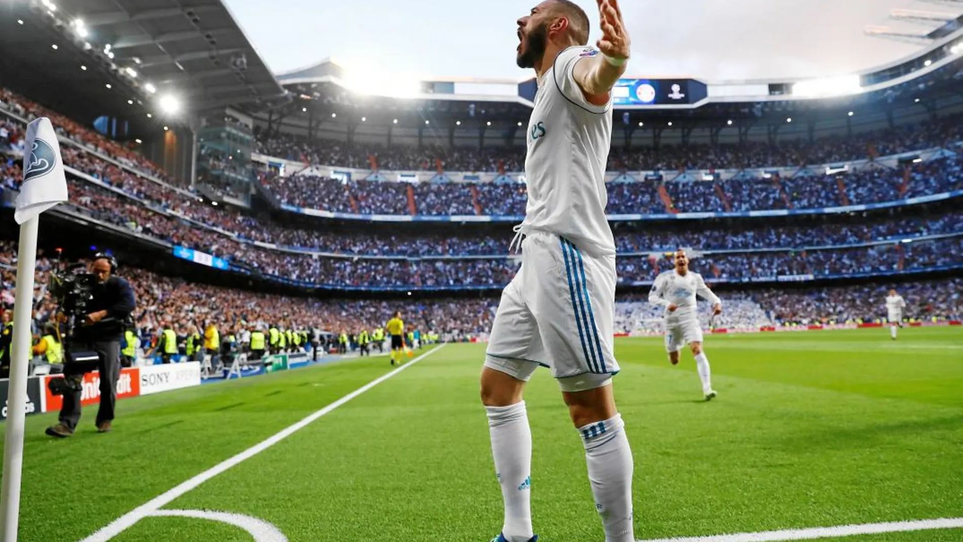 Benzema celebra el primer gol del Real Madrid, en un día en el que hizo un doblete / Reuters