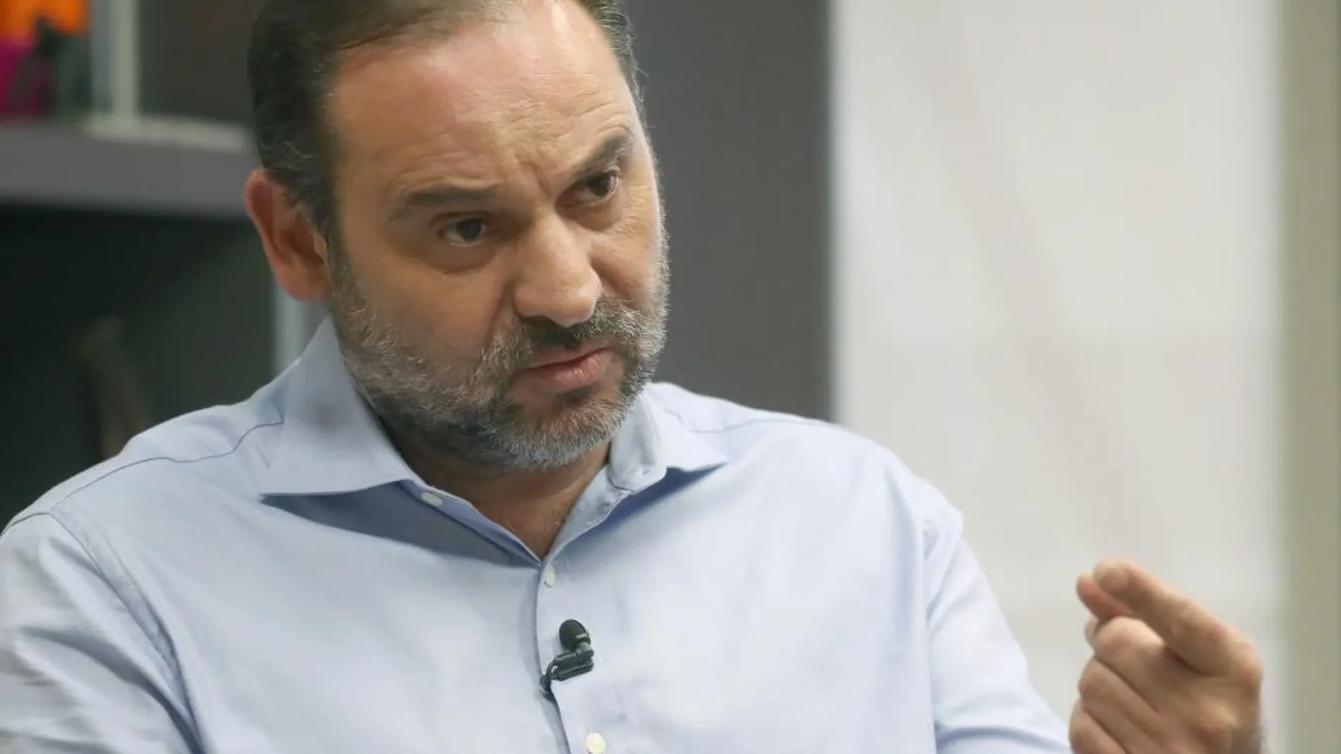 El secretario de Organización del PSOE, José Luis Ábalos, durante la entrevista con Efe en la que ha manifestado que el PSOE quiere que el debate sobre el encaje de Cataluña en el Estado.