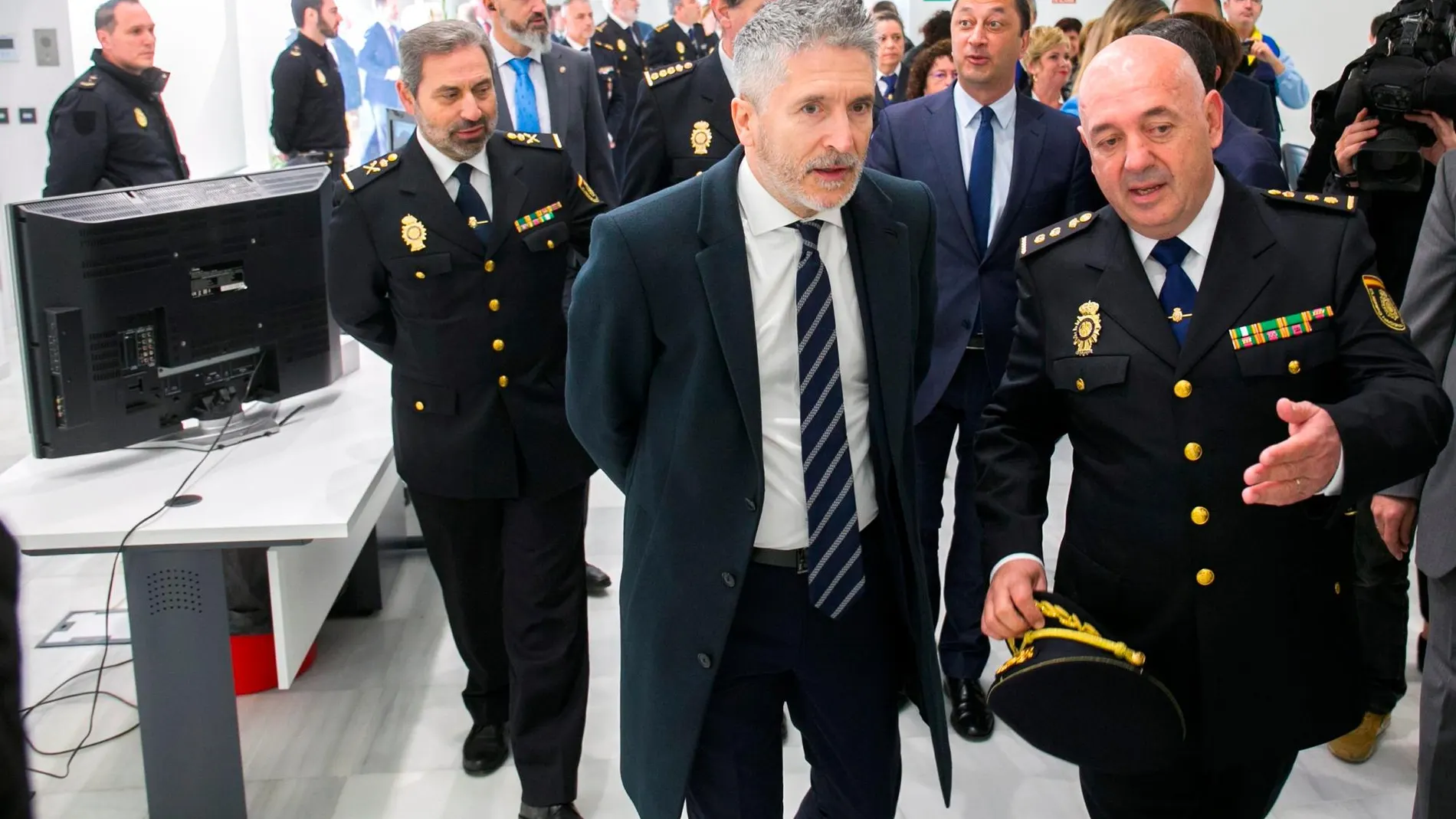 El ministro del Interior, Fernando Grande-Marlaska (i), acompañado por el comisario de Vélez-Málaga, Juan Carlos Aparicio, visita la nueva comisaría del Cuerpo de Policía Nacional de Vélez-Málaga. EFE