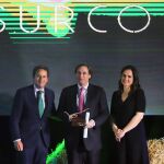 Tomás Pascual recibe el Premio Especial de manos de Gregorio Méndez y Adriana Ulibarri