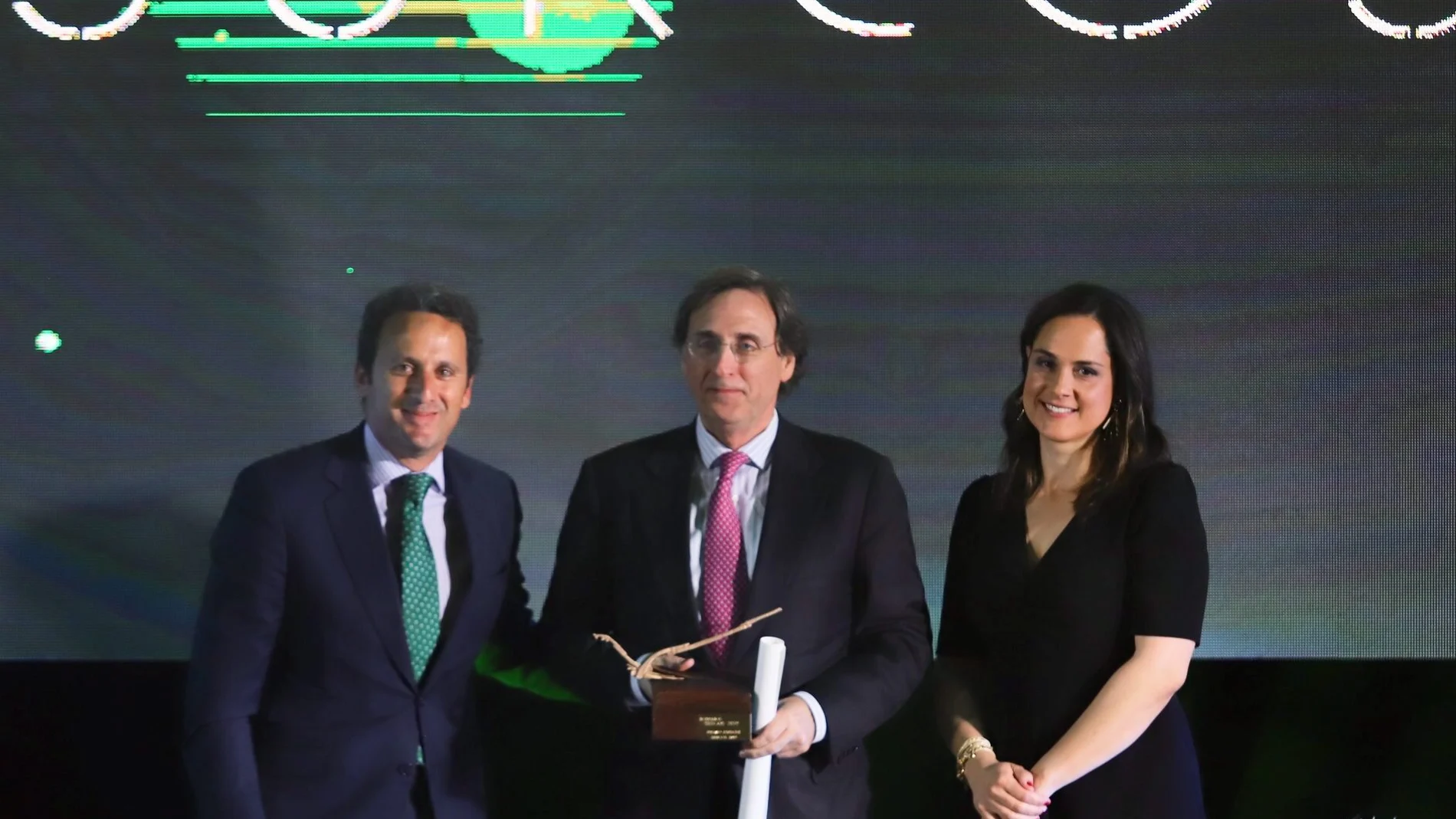 Tomás Pascual recibe el Premio Especial de manos de Gregorio Méndez y Adriana Ulibarri