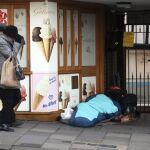 Un mendigo duerme cerca del castillo de Windsor