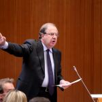 El presidente de la Junta, Juan Vicente Herrera, interviene desde su escaño en el Parlamento autonómico en uno de los cuatro intensos cara a cara que mantenía ayer en las Cortes con los portavoces de los grupos de la oposición