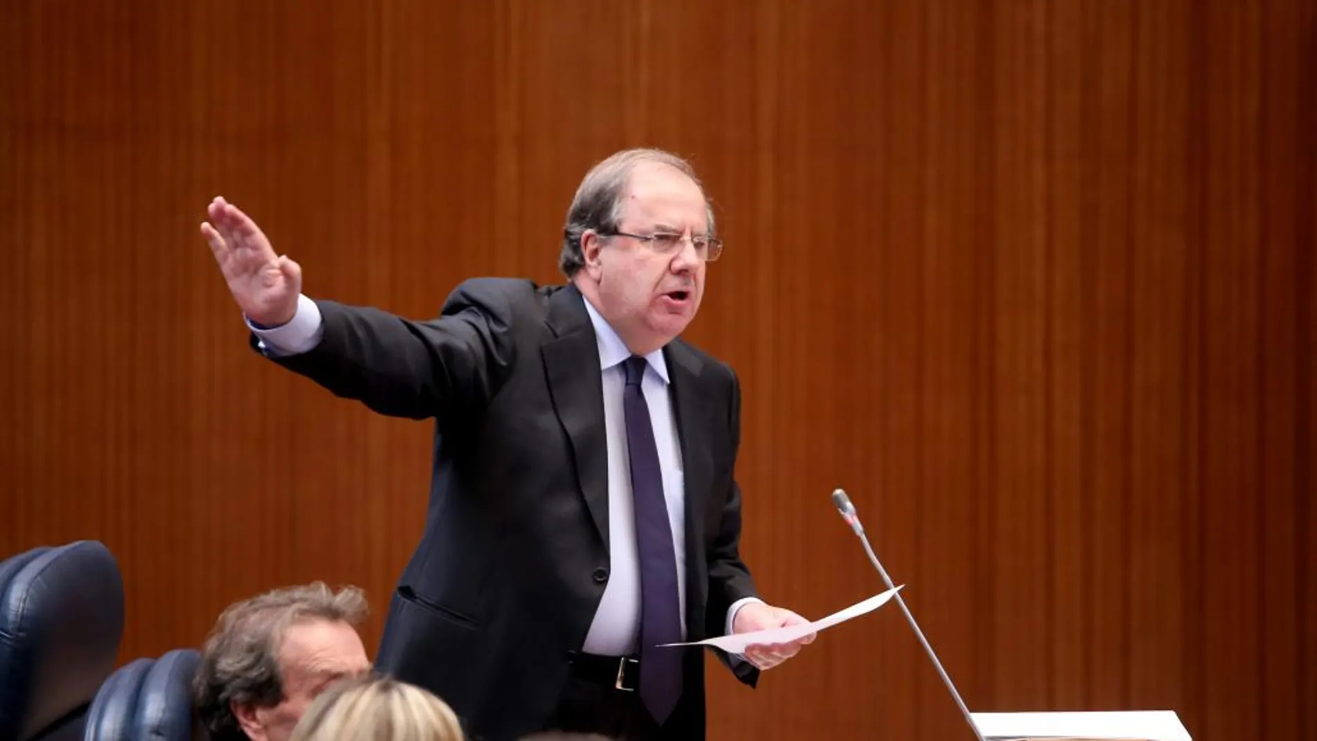 El presidente de la Junta, Juan Vicente Herrera, interviene desde su escaño en el Parlamento autonómico en uno de los cuatro intensos cara a cara que mantenía ayer en las Cortes con los portavoces de los grupos de la oposición