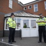 Dos agentes vigilan la iglesia baptista de Amesbury. (AP Photo/Matt Dunham)