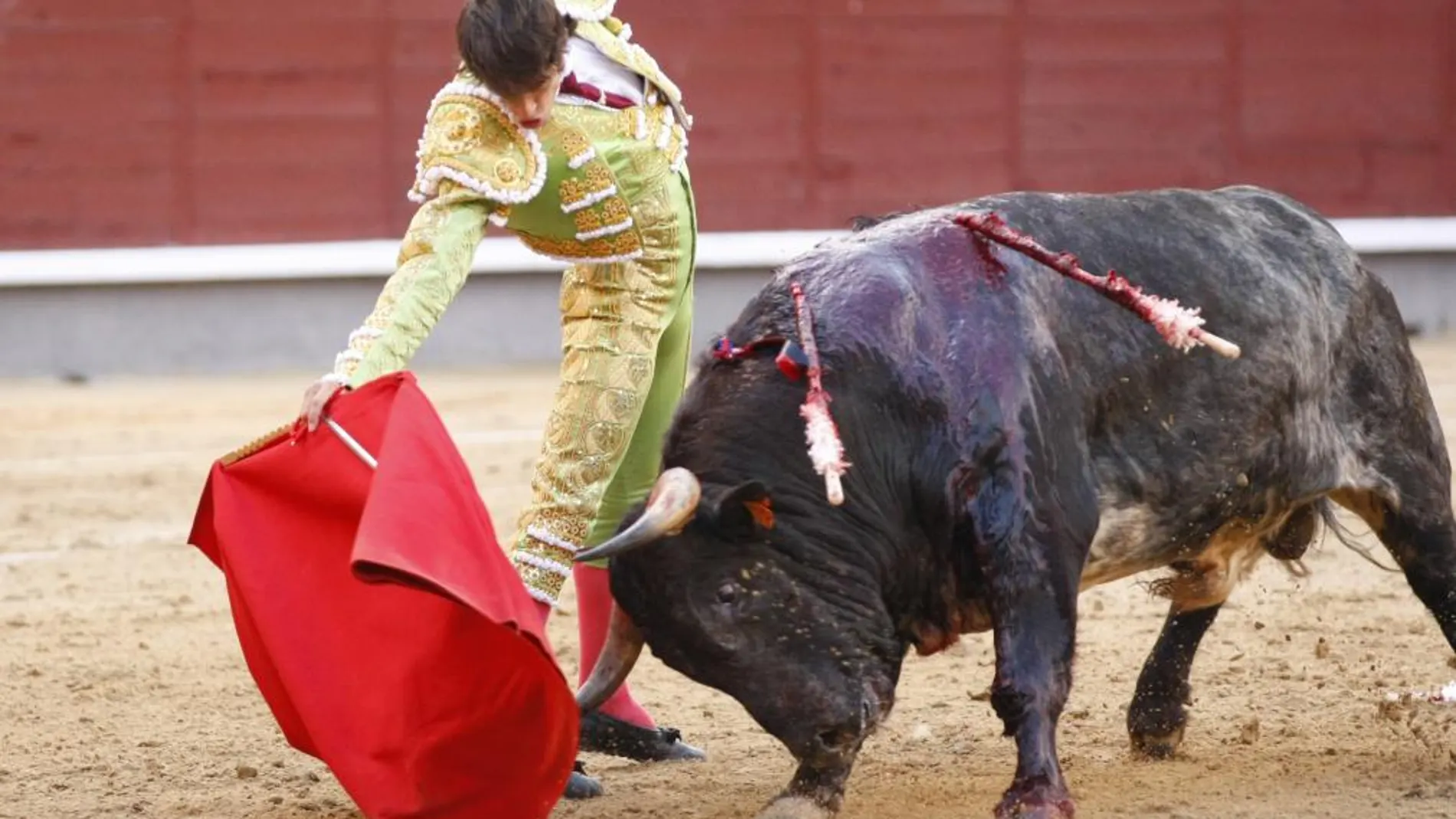 Antonio Nazaré se luce con un derechazo al tercero de Los Bayones, único toro con opciones, ayer, en la plaza de toros de Las Ventas