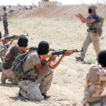 Un instructor español en unas prácticas de tiro con soldados iraquíes