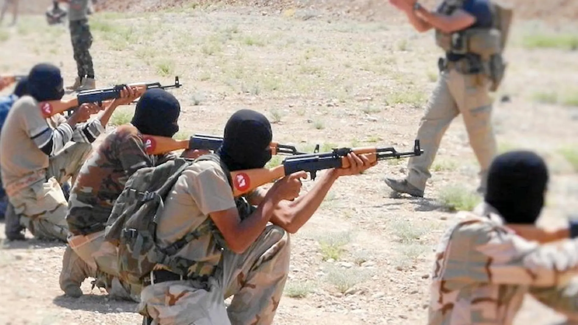Un instructor español en unas prácticas de tiro con soldados iraquíes