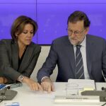 El jefe del Ejecutivo y presidente del PP, Mariano Rajoy (d), junto a la ministra de Defensa y secretaria general del PP, María Dolores de Cospedal (i), durante la Junta Directiva Nacional del PP