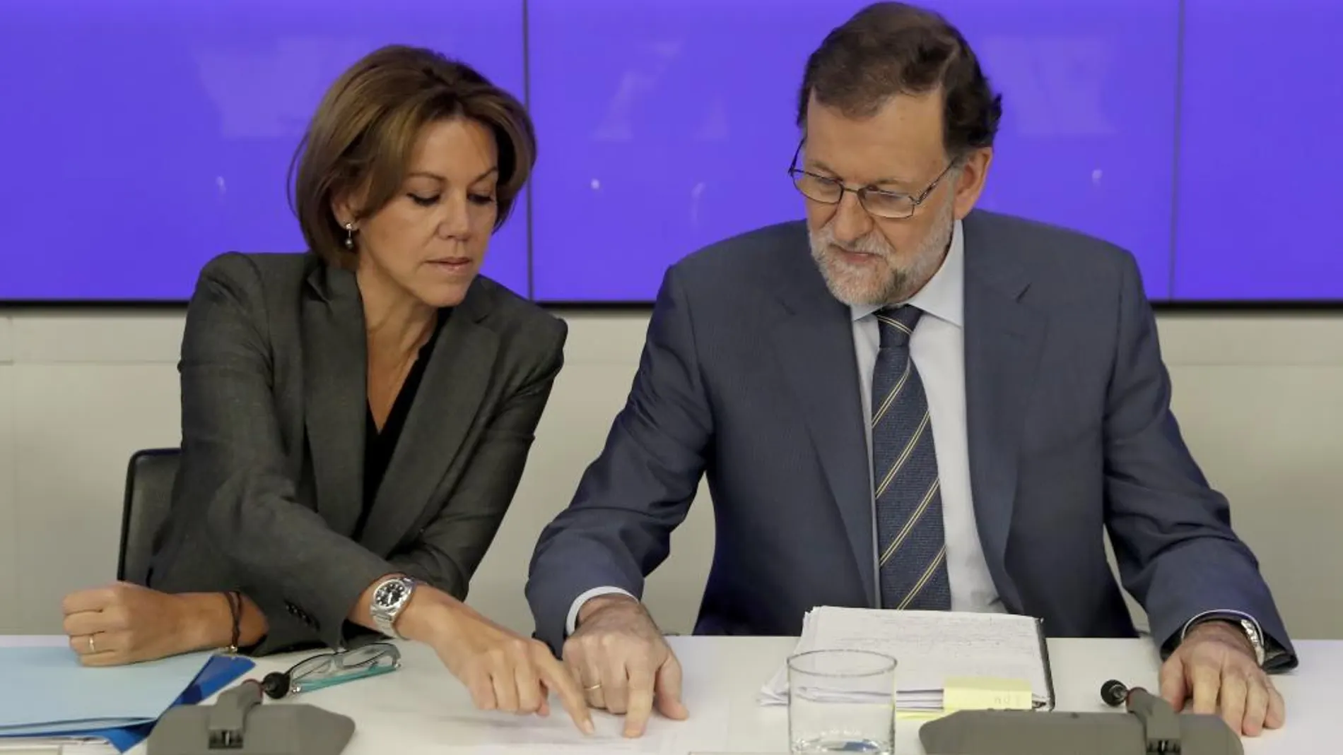 El jefe del Ejecutivo y presidente del PP, Mariano Rajoy (d), junto a la ministra de Defensa y secretaria general del PP, María Dolores de Cospedal (i), durante la Junta Directiva Nacional del PP