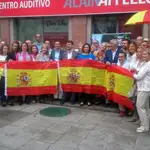  El PP reparte banderas de España y cubre su sede con ella para animar a enarbolarla «sin complejos»