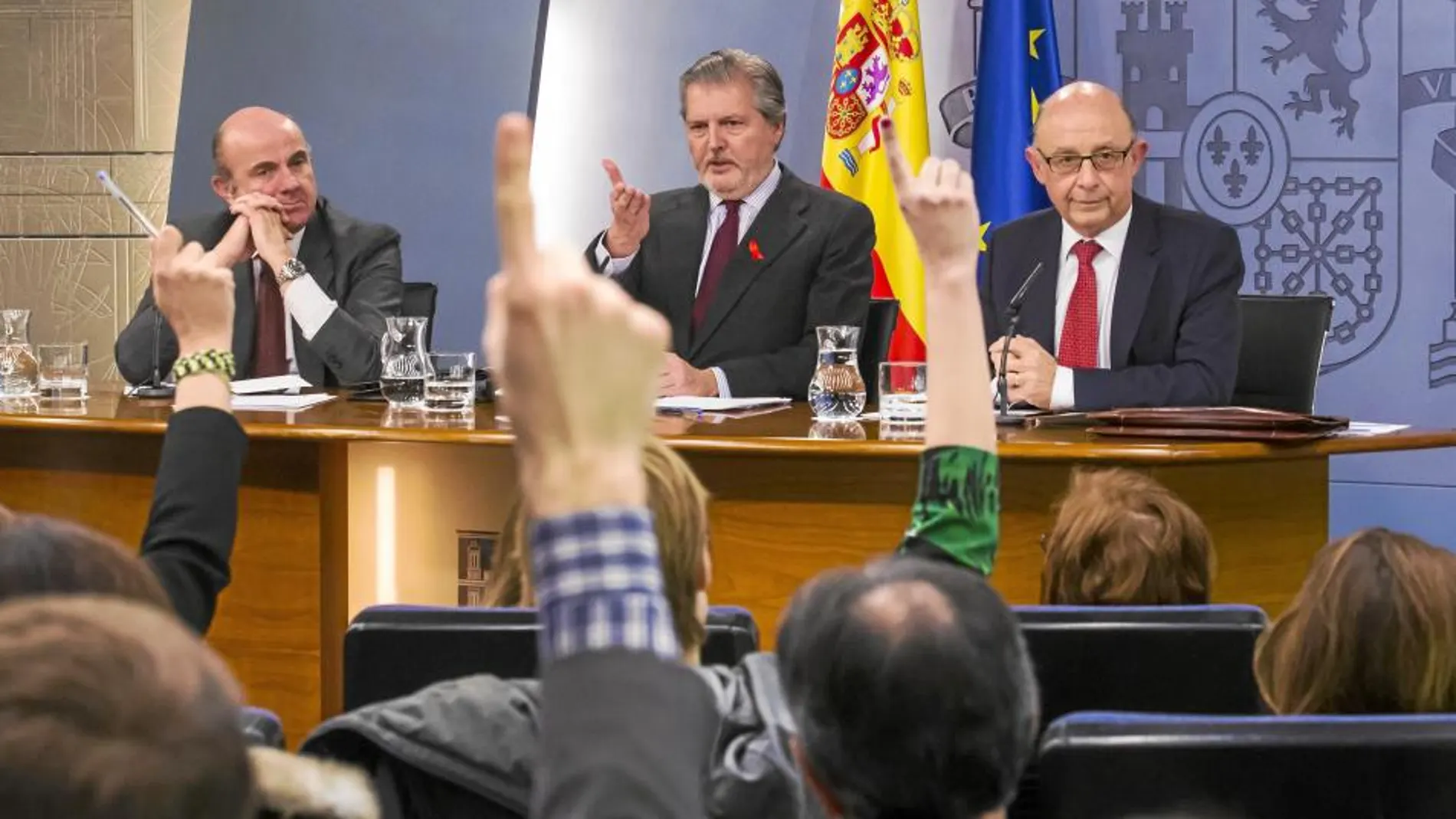 De izquierda a derecha, Luis de Guindos, Íñigo Méndez de Vigo y Cristóbal Montoro, ayer, en rueda de prensa tras el Consejo de Ministros