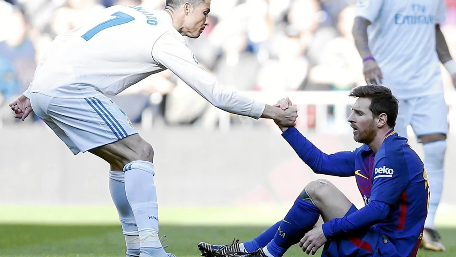Cristiano ayuda a Messi a levantarse del suelo