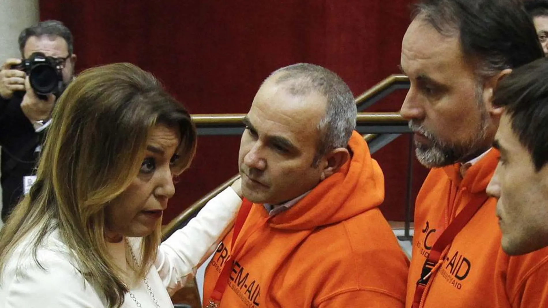 Susana Díaz, con bomberos detenidos en Lesbos el pasado jueves en el Parlamento