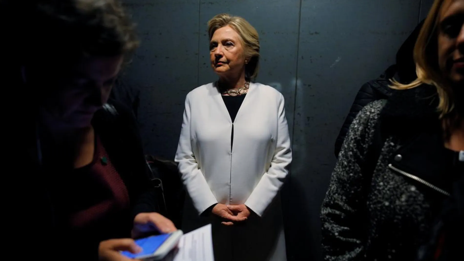 Clinton, en el ascensor que la llevaba al escenario del concierto de Katy Perry en el cierre de campaña