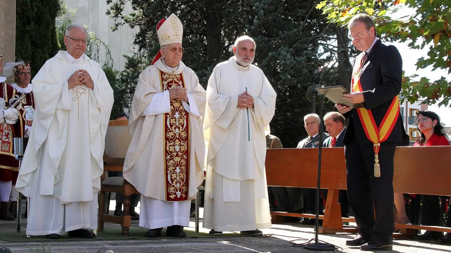 El alcalde Antonio Silván junto con el obispo de León, Julián López, en la eucaristía de la Romería por San Froilán