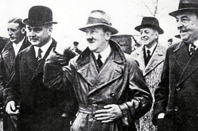 Hitler, durante una visita en 1935 a la factoría de Thyssen (rodeado con un círculo) en el Ruhr