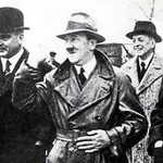 Hitler, durante una visita en 1935 a la factoría de Thyssen (rodeado con un círculo) en el Ruhr