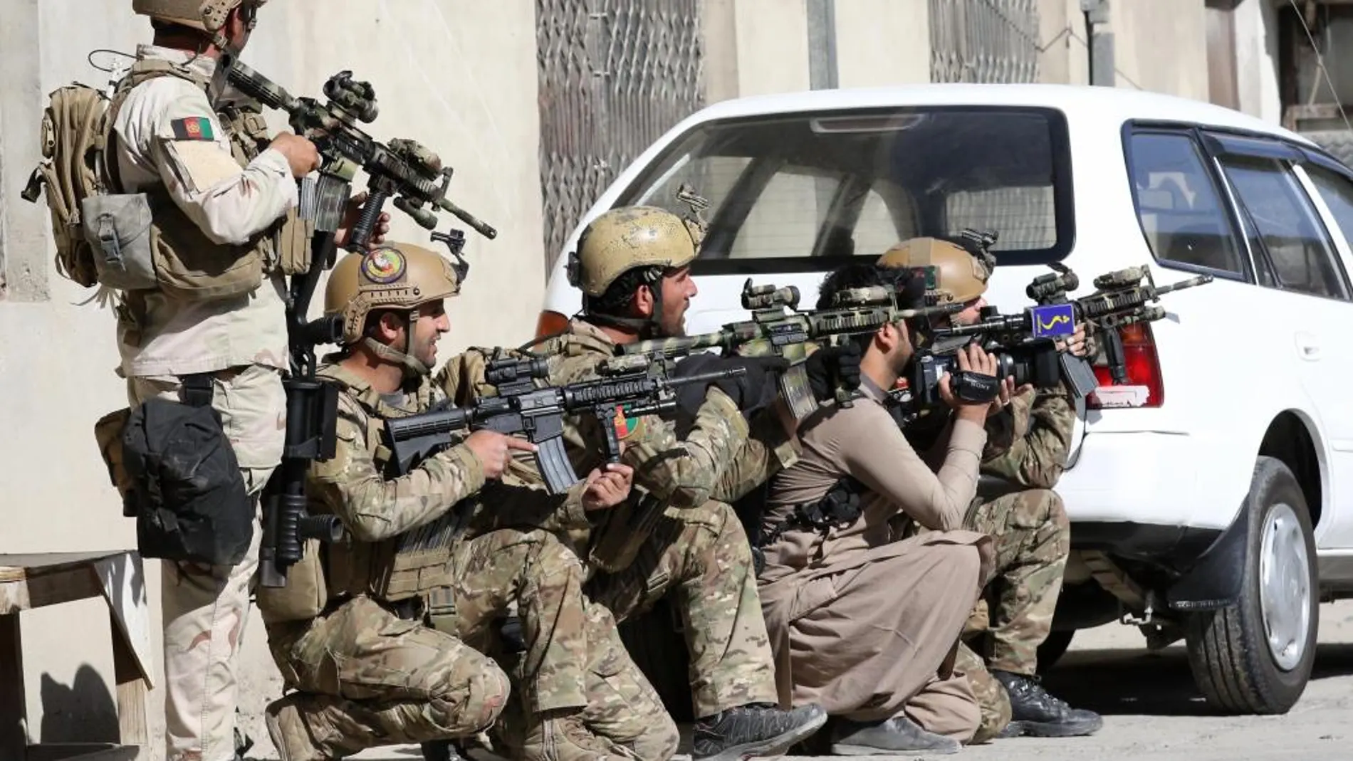 Soldados rodean la sede del canal privado de televisión Shamshad TV tras un ataque en Kabul (Afganistán) hoy / Efe