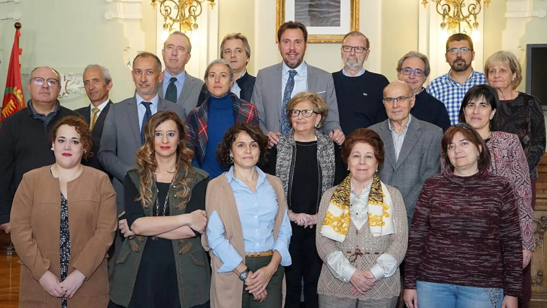 El alcalde Óscar Puente, junto a los representantes del Consejo Social
