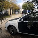 Un coche de la Guardia Civil custodia la entrada de la vivienda en las afueras del municipio cordobés de Montilla.