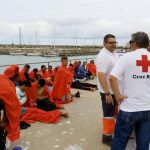 Personal de Cruz Roja atiende en el puerto de Barbate (Cádiz) a las 45 personas rescatadas el pasado 6 de julio por Salvamento Marítimo cuando viajaban en una patera cerca de Trafalgar
