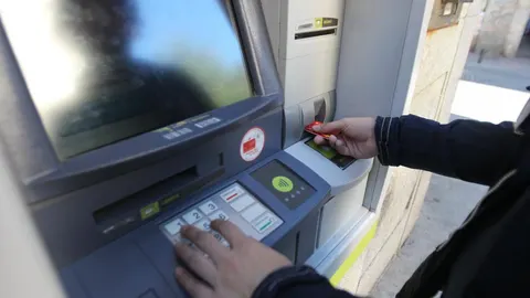 Con el «método jackpot», los cajeros hackeados comienzan a «escupir» dinero